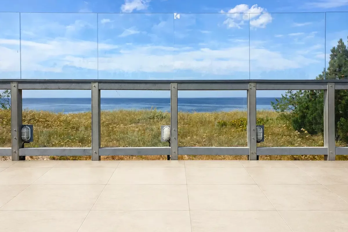 Terrasse extérieure propre avec garde-corps vitré après nettoyage professionnel