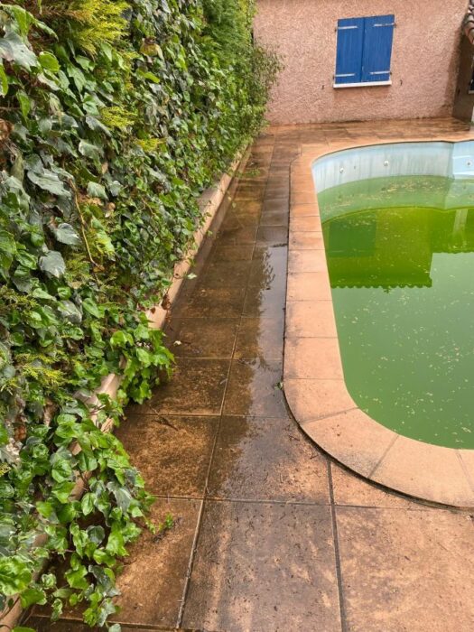 Terrasse en dalle noircie avant nettoyage