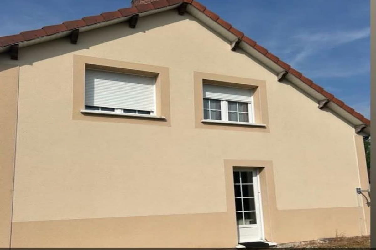Façade en crépi après nettoyage à Nantes, résultat propre et homogène