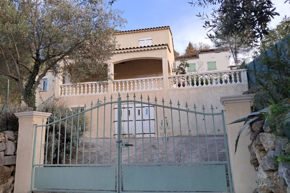 Façade de villa après nettoyage à Draguignan, enduit et pierre retrouvés