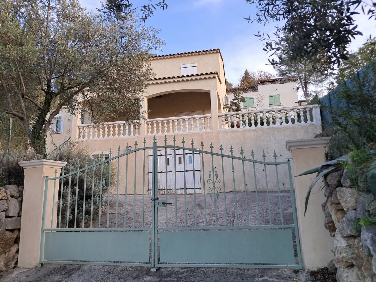 Façade de maison après nettoyage de façade à La Seyne-sur-Mer par Econet Solution