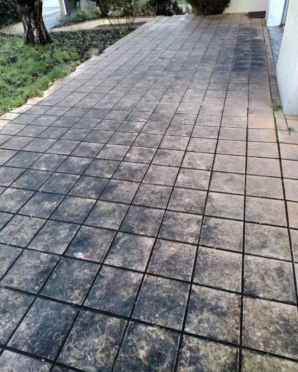 Terrasse sale avec traces noires avant nettoyage dans le Var