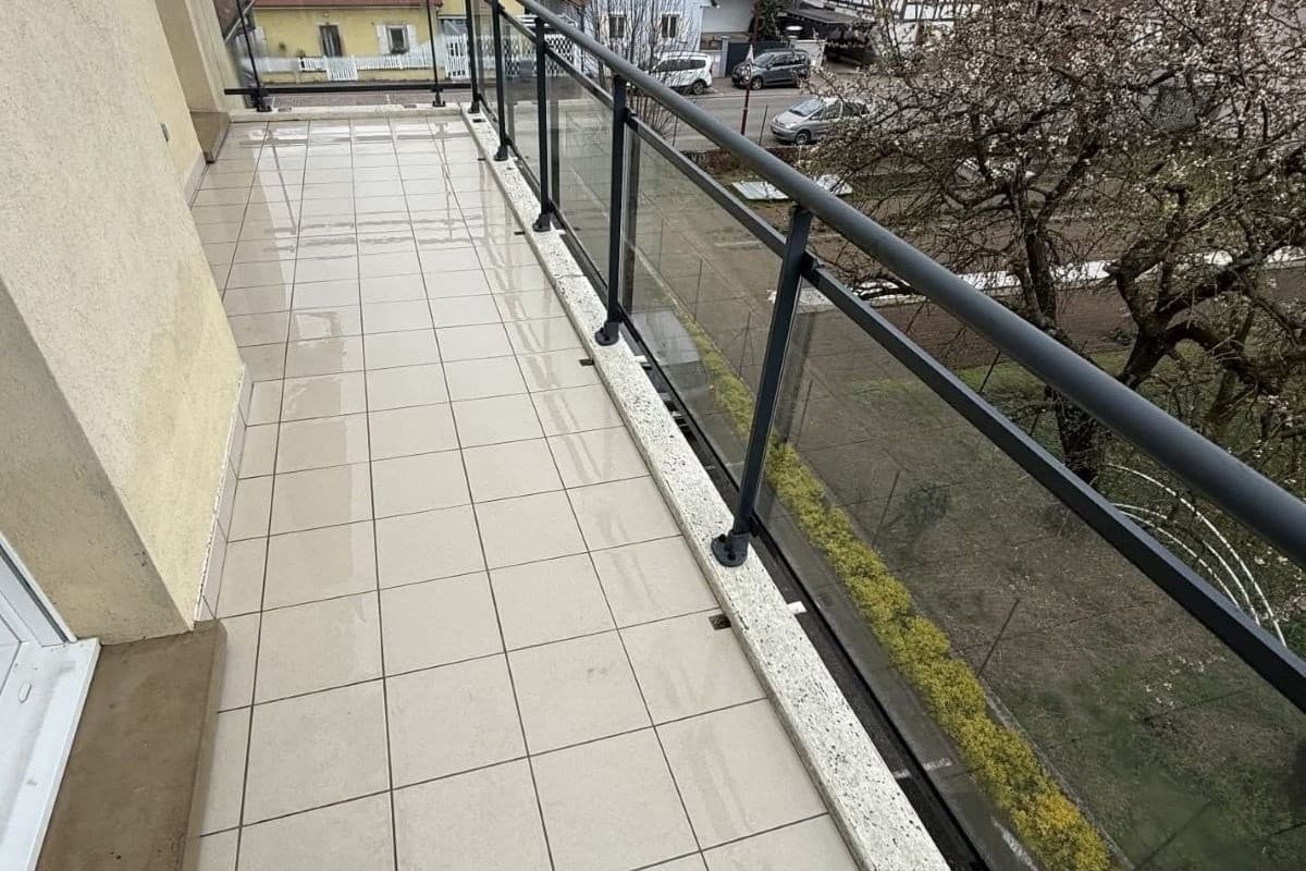 Balcon en carrelage après nettoyage à Wissembourg, résultat propre et sain