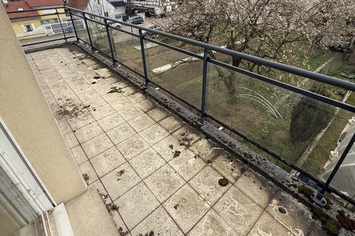 Balcon en carrelage avant nettoyage à Wissembourg, mousses et traces de pollution visibles