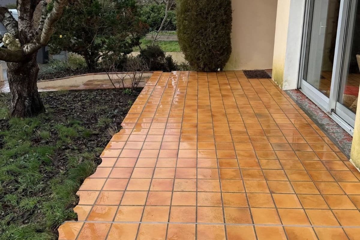 Terrasse en tomettes après nettoyage à Laval, résultat propre et sécurisé