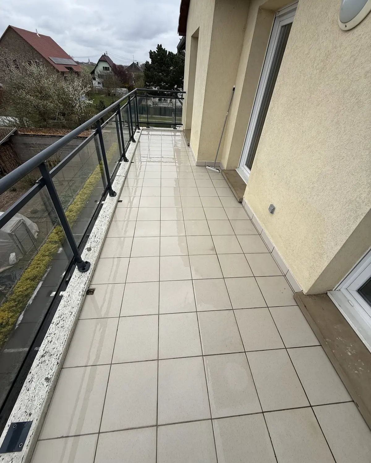 Résultat après nettoyage professionnel d’une terrasse extérieure à Toulon