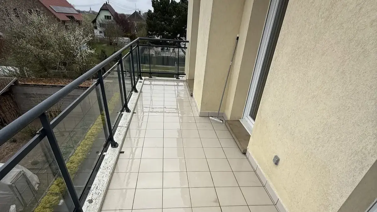 Résultat après le nettoyage d'un balcon par ECONET SOLUTION dans le Var