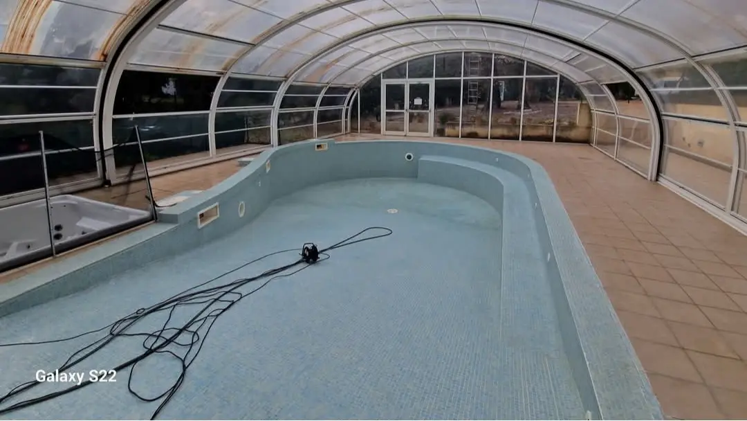 Piscine couverte après nettoyage professionnel réalisé par ECONET SOLUTION avant remise en eau.