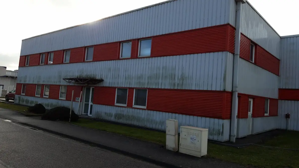 Avant nettoyage d'un bardage métallique par notre entreprise de nettoyage à La Garde