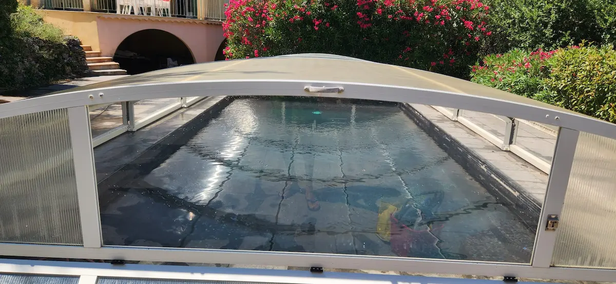 Entretien professionnel d’un abri de piscine en polycarbonate par ECONET SOLUTION.