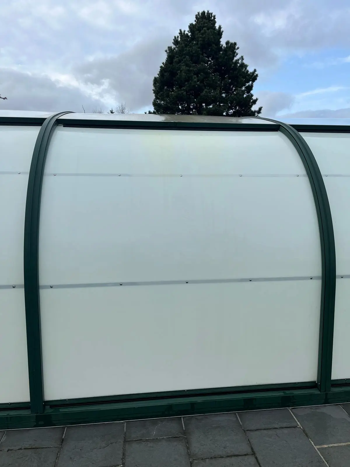 Nettoyage professionnel d'un abri de piscine dans le Var par ECONET SOLUTION