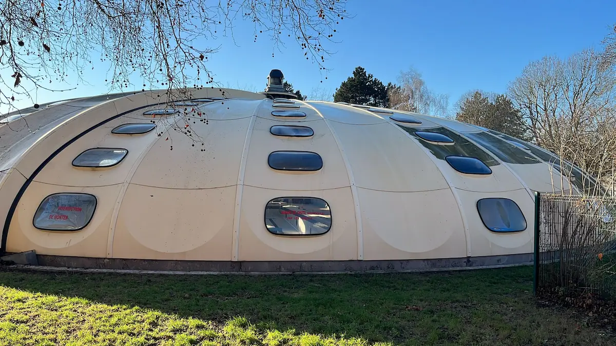 Nettoyage abris de piscine en polycarbonate réalisé par ECONET SOLUTION.