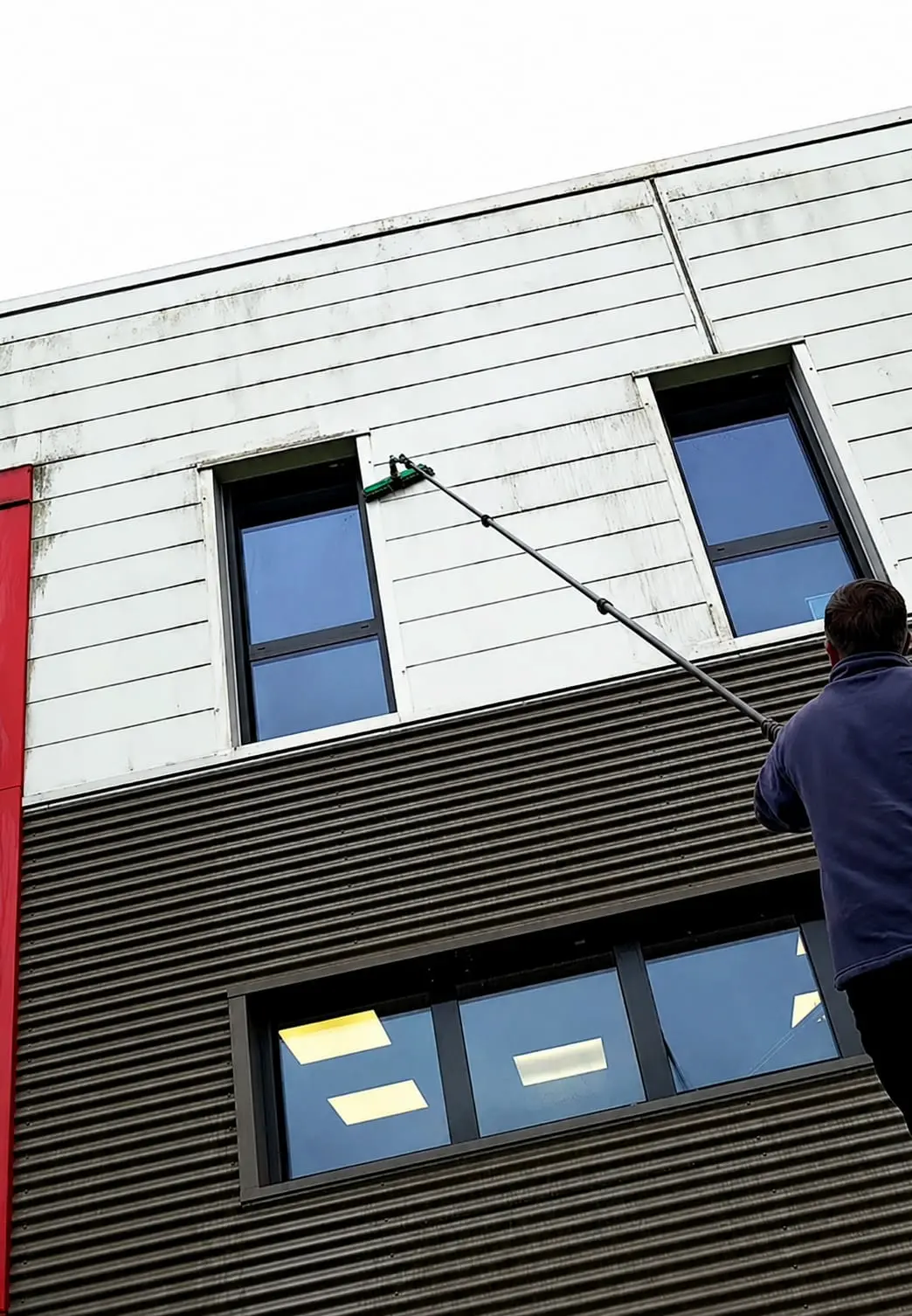 Nettoyage de bardage industriel à Mâcon en Saône-et-Loire (71) par ECONET SOLUTION