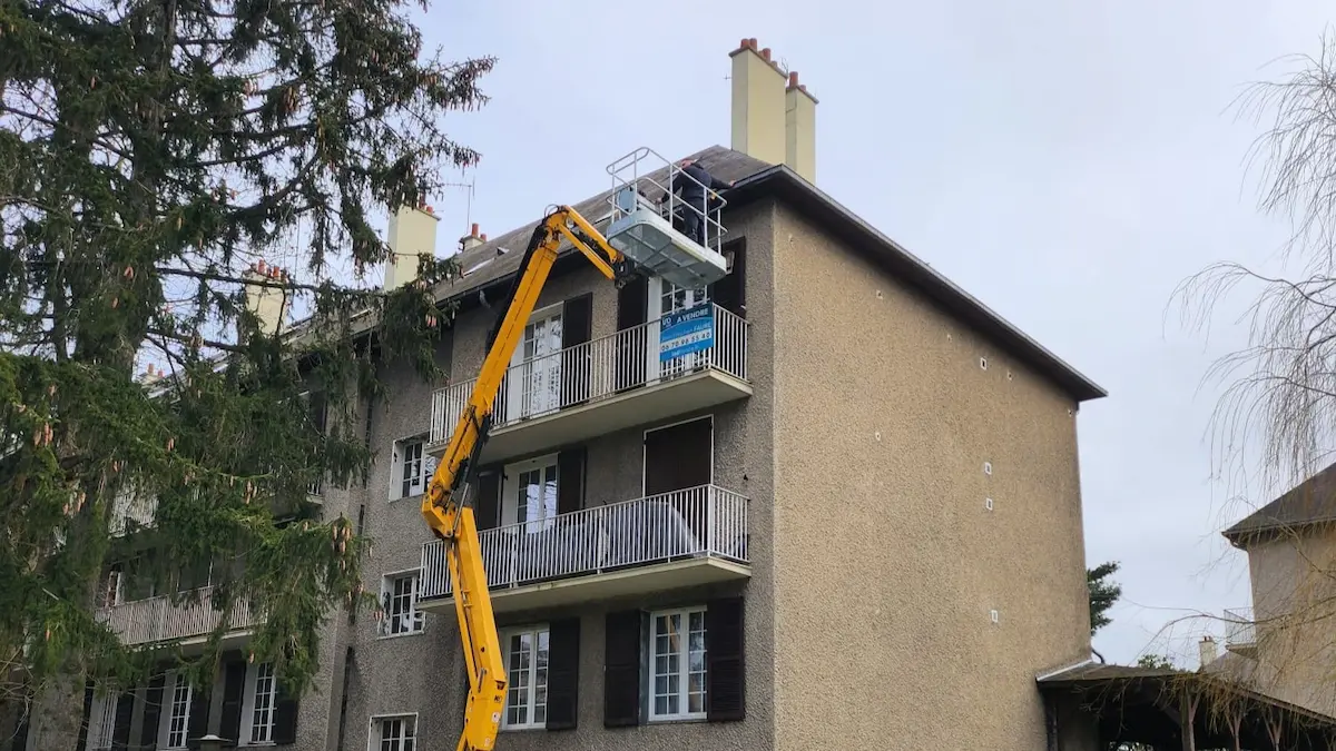 Nettoyage professionnel de gouttière en nacelle sur un immeuble à Lyon par Econet Solution