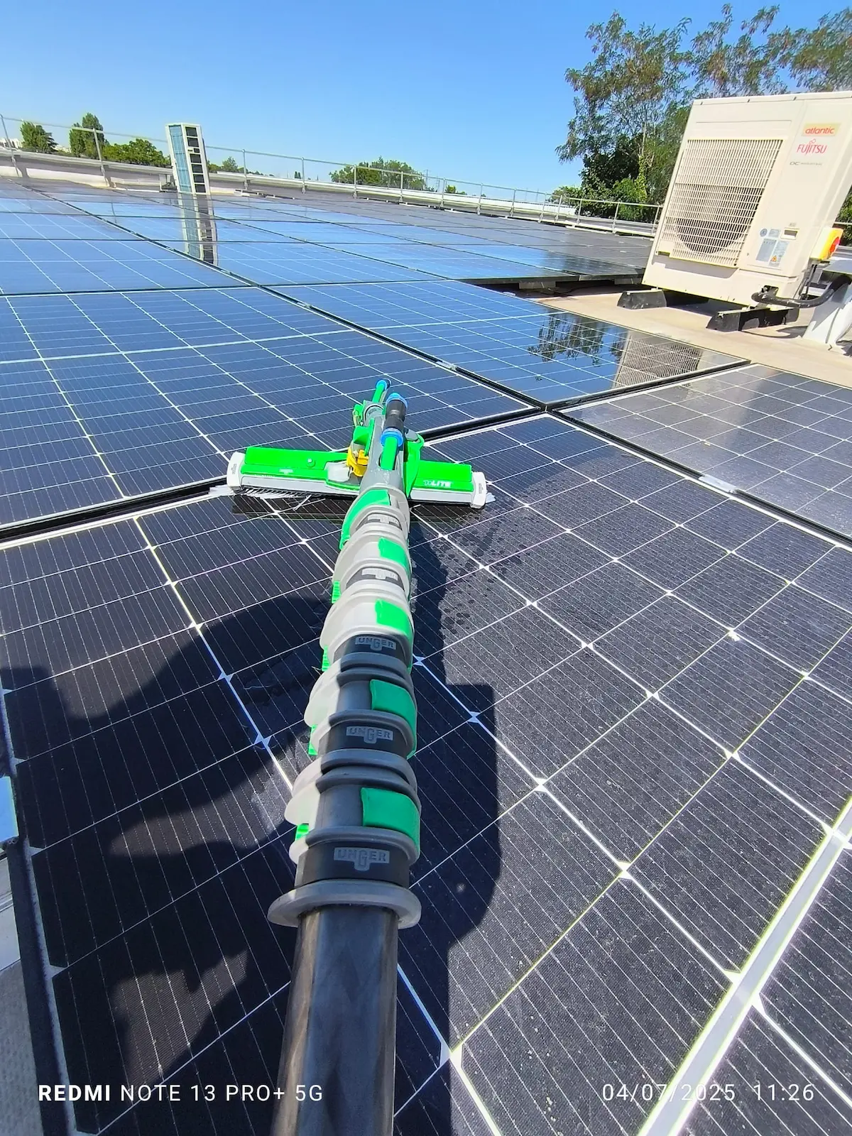 Nettoyage professionnel de panneaux photovoltaïques Nettoyage de panneaux photovoltaïques à l'eau osmosée avec perche télescopique par ECONET SOLUTION.