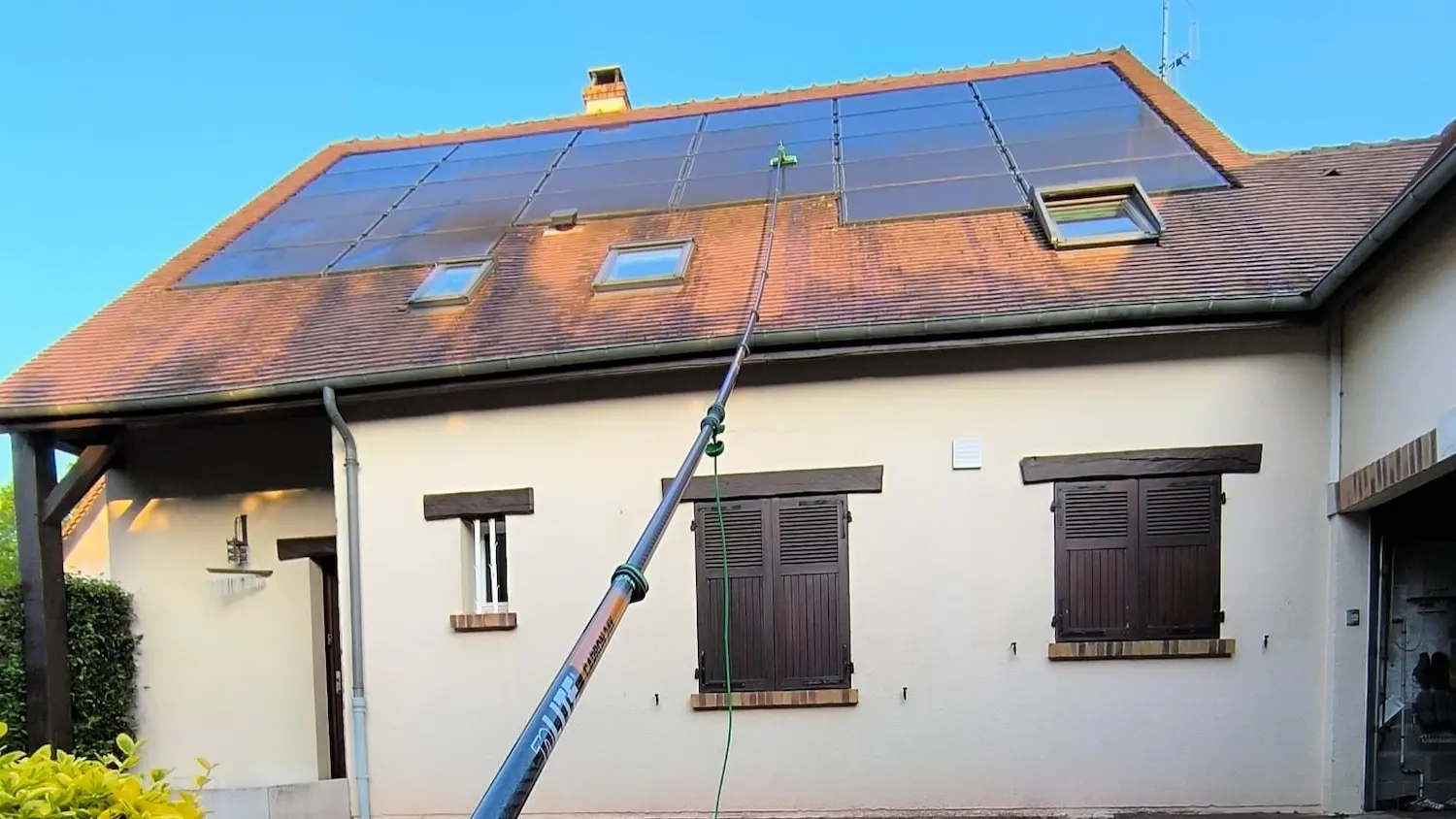 Nettoyage professionnel de panneaux photovoltaïques sur une maison à Toulouse par ECONET SOLUTION
