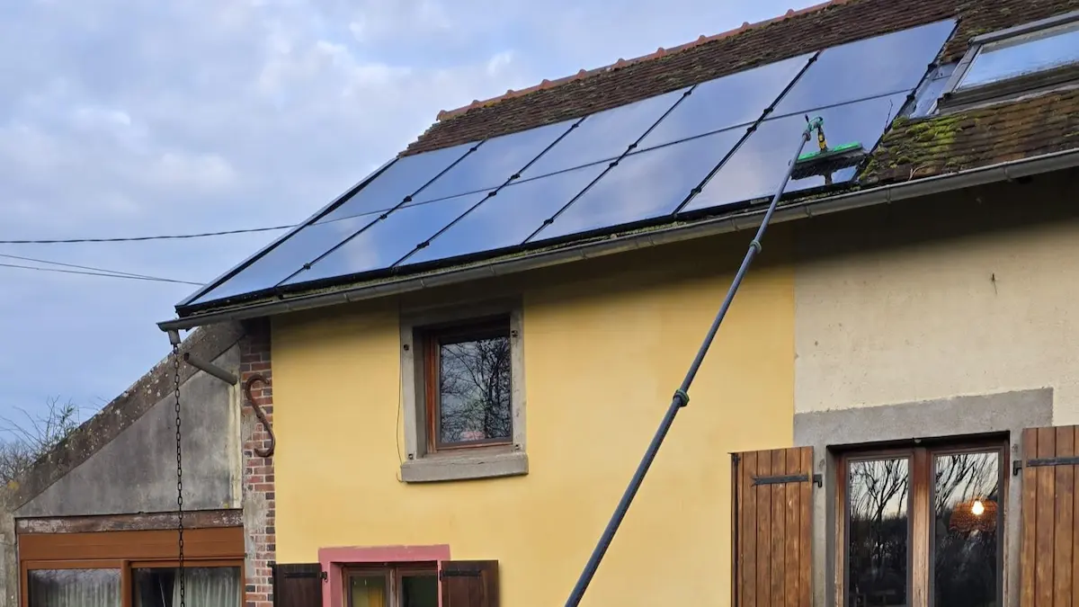 Nettoyage professionnel de panneaux solaires sur toiture à Agen par ECONET SOLUTION