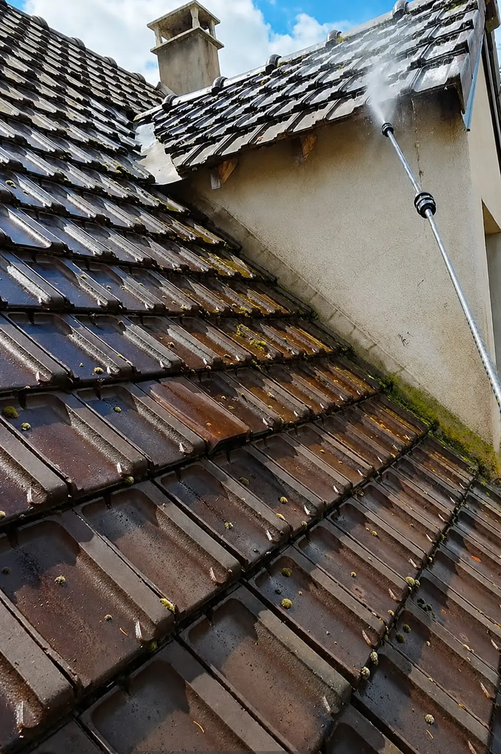 Nettoyage professionnel d'une toiture en tuiles en Normandie par ECONET SOLUTION