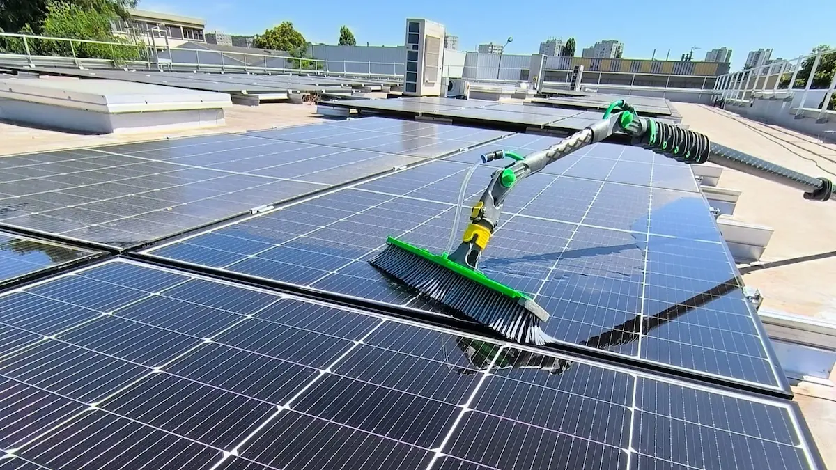 Nettoyage de panneaux photovoltaïques à La Garde Nettoyage de panneaux photovoltaïques à La Garde avec brosse et perche télescopique