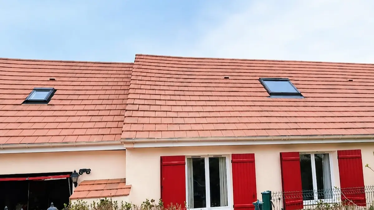 Résultat après nettoyage et démoussage de toiture à La Garde