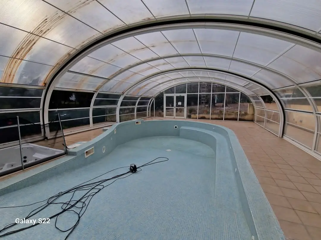 Nettoyage d’abri de piscine à La Crau Grand abri de piscine avant nettoyage à La Crau