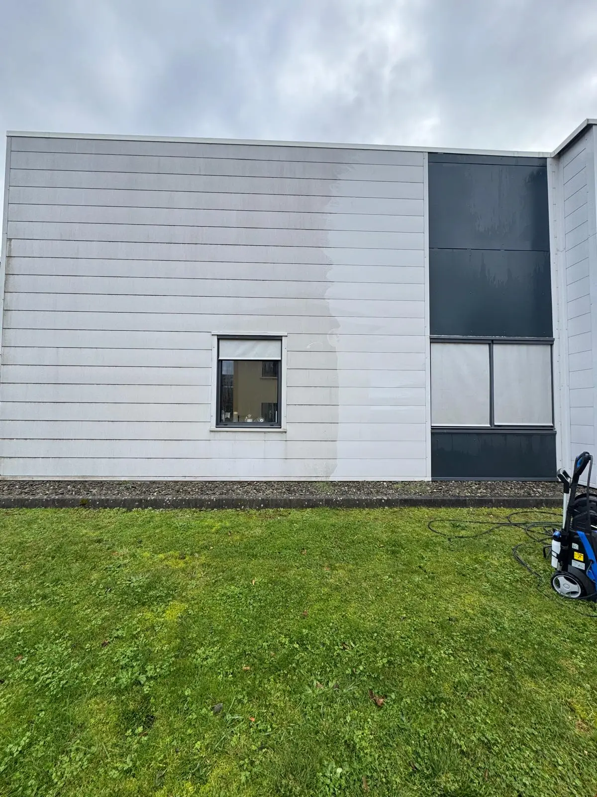 Nettoyage de bardage à La Crau – Avant après Bardage avant et après nettoyage à La Crau