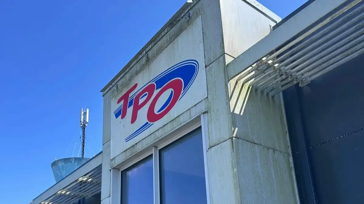 Enseigne commerciale encrassée avant nettoyage à La Crau