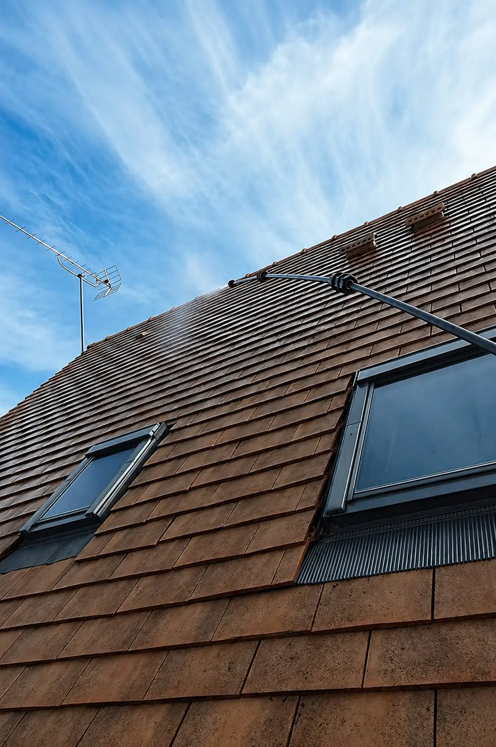 Nettoyage de toiture à La Crau Nettoyage professionnel d’une toiture en tuiles à La Crau