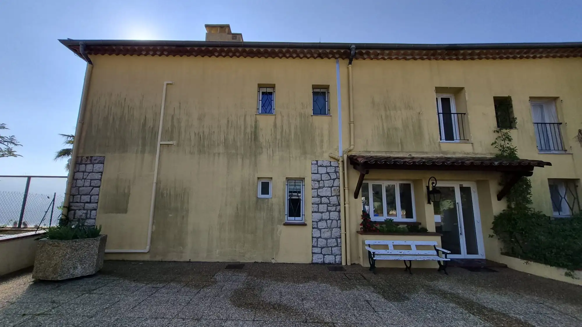 Façade encrassée avec traces sombres avant nettoyage