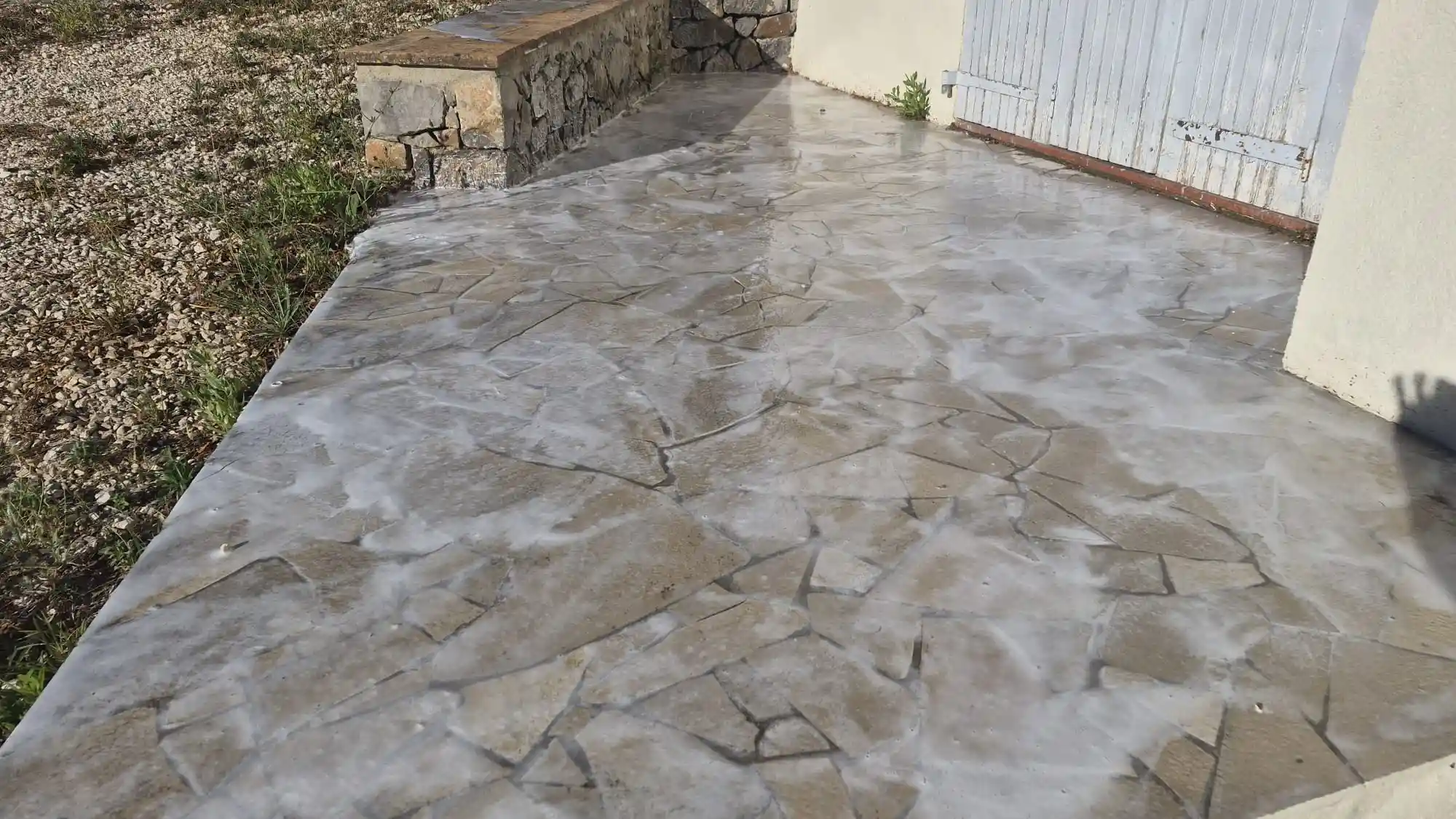 Terrasse en pierre après nettoyage à Cuers par ECONET SOLUTION
