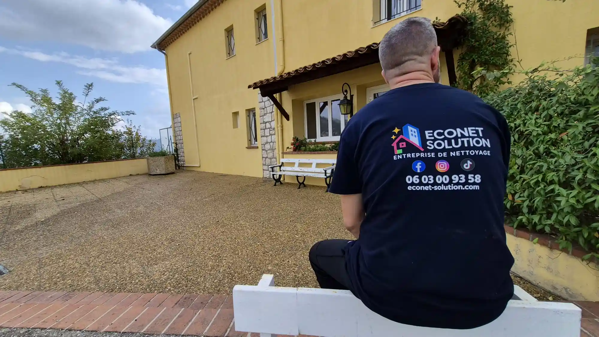 Technicien ECONET SOLUTION devant une façade de maison